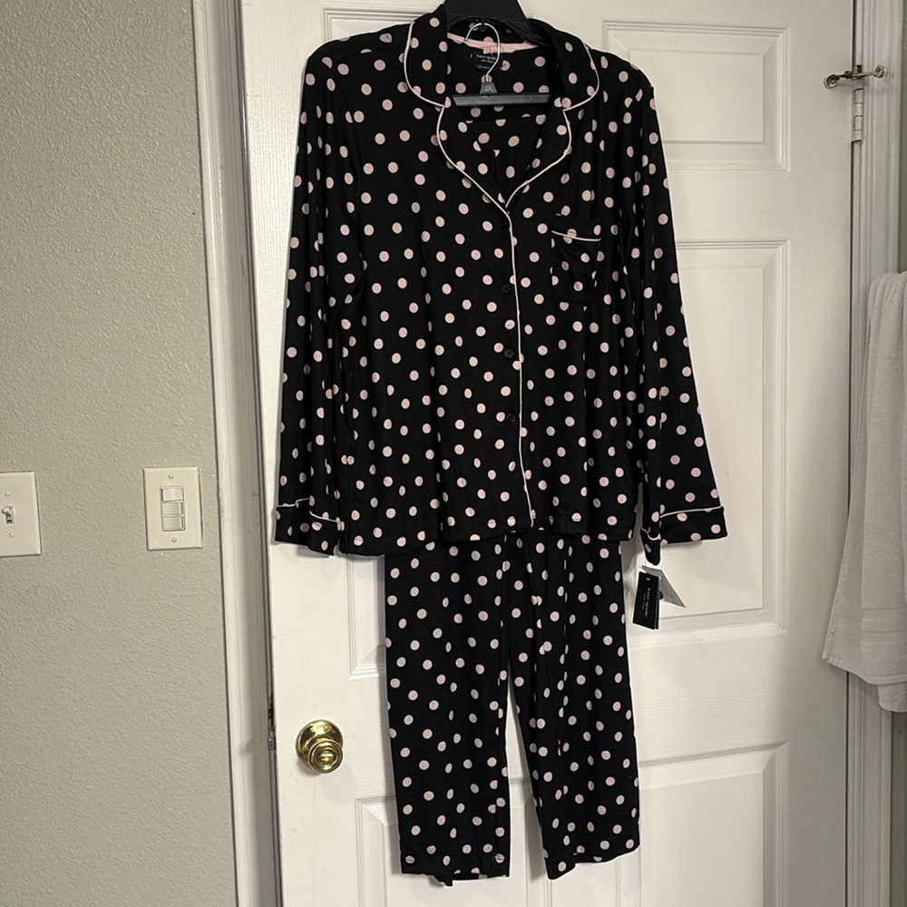 Kate Spade beautiful pajama set
1X and 3X color is black with baby pink dots